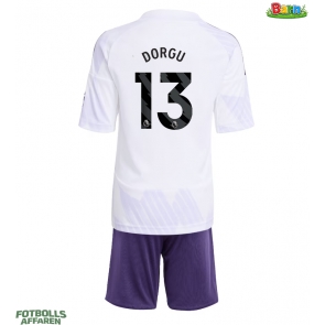 Manchester United Patrick Dorgu #13 Bortaställ Barn 2025-26 Kortärmad (+ Korta byxor)
